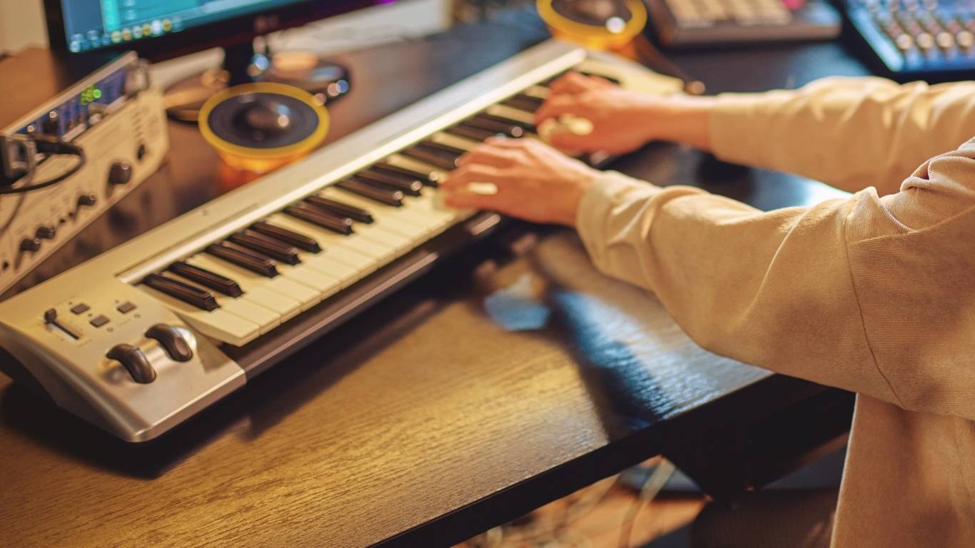müzik terimleri sözlüğü pdf yakın çekim klavye çalan müzisyen